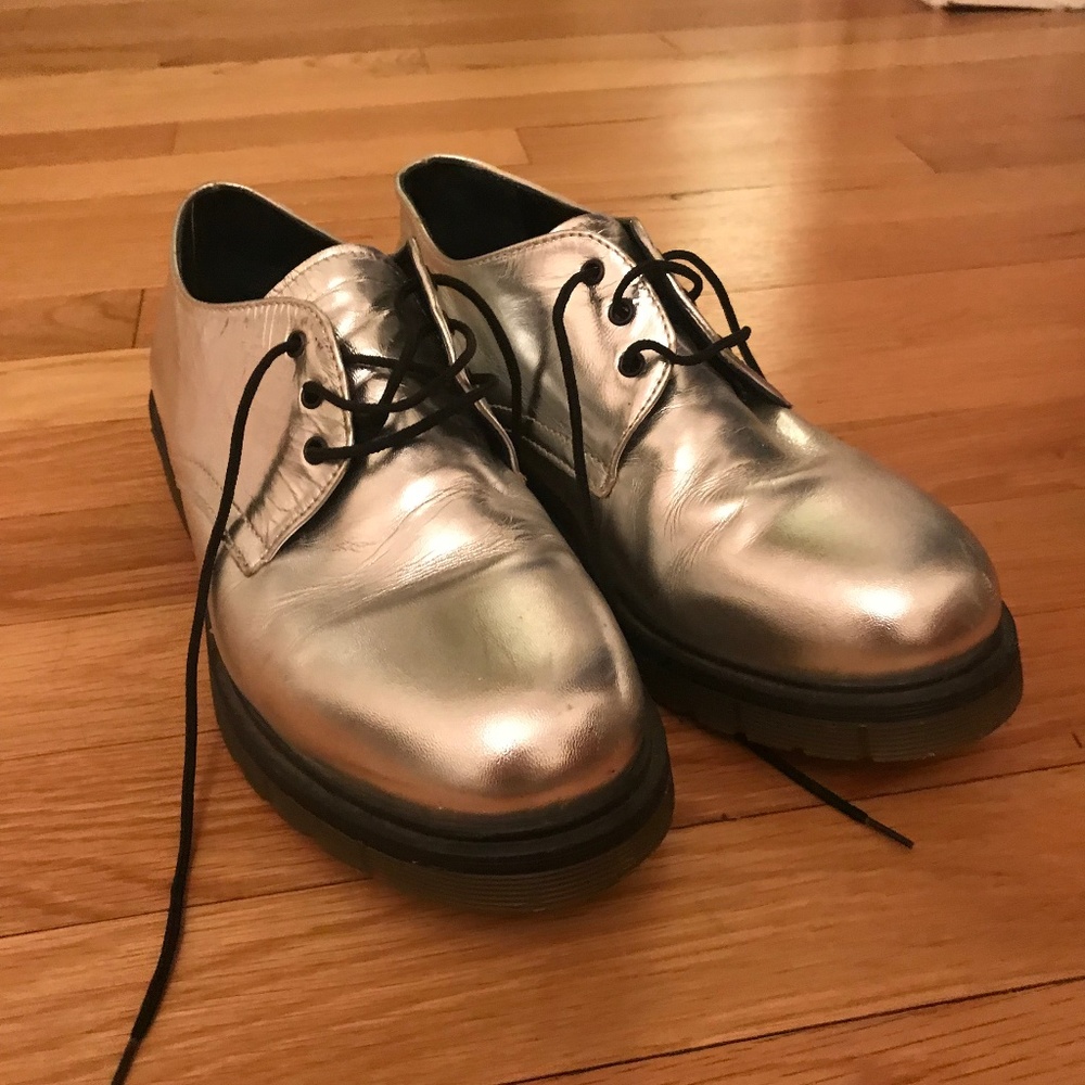 Leather laced shoes
